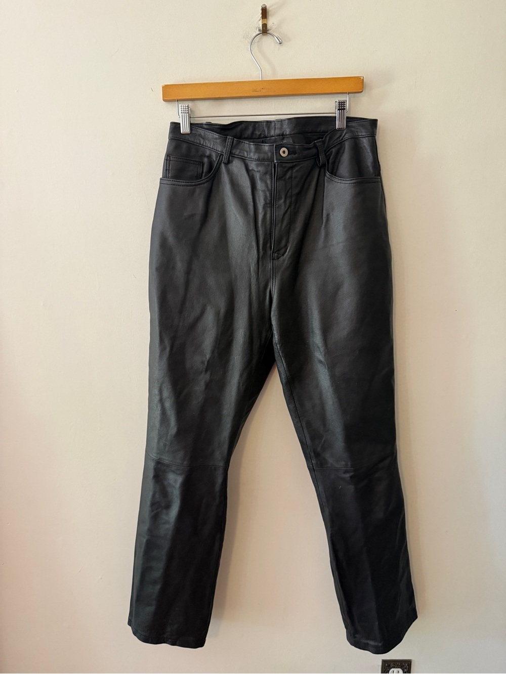 Vintage Solutions New York Classic Black Straight Leather Pants for Women